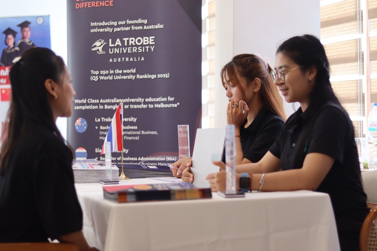 Unilinks event &mdash; La Trobe University booth